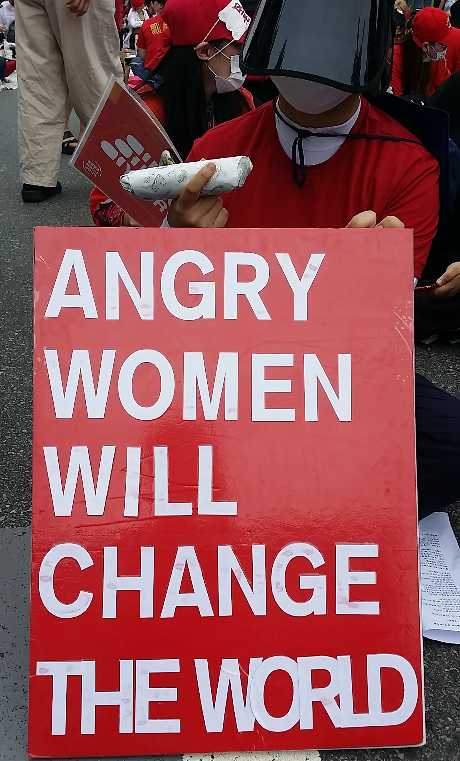 النساء الغاضبة ستغير العالم.. شعار أحد اللافتات