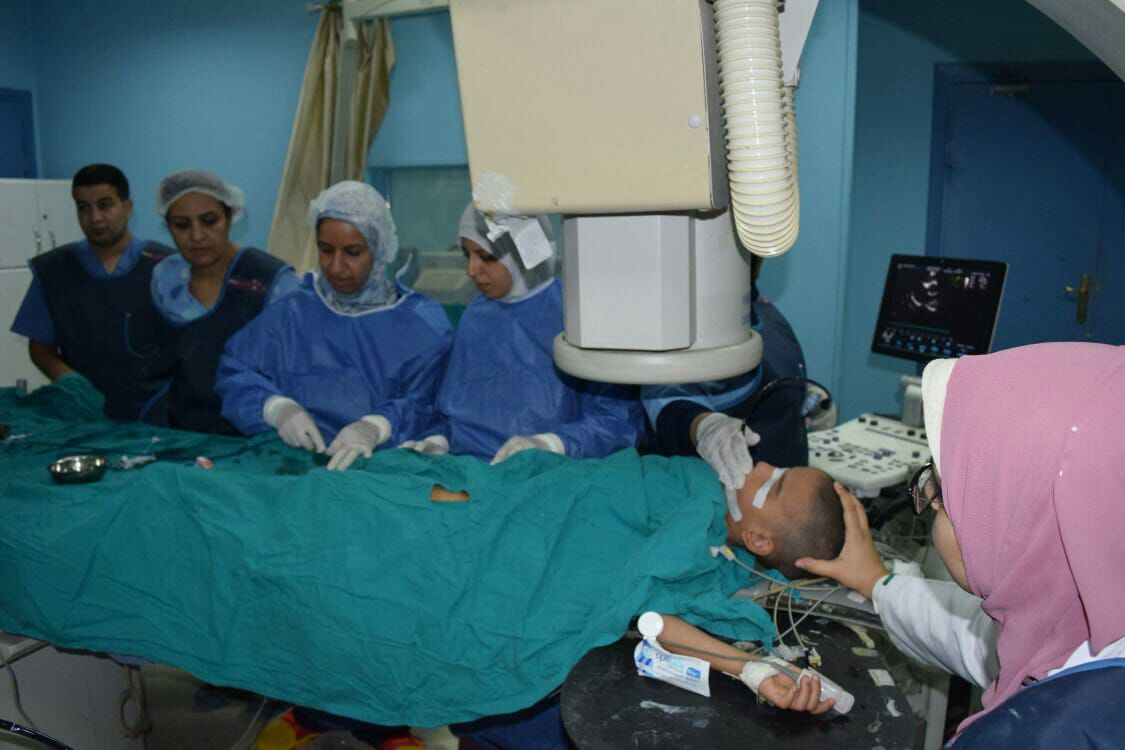 جامعة سوهاج تجري عمليات قلب للأطفال بالمجان 