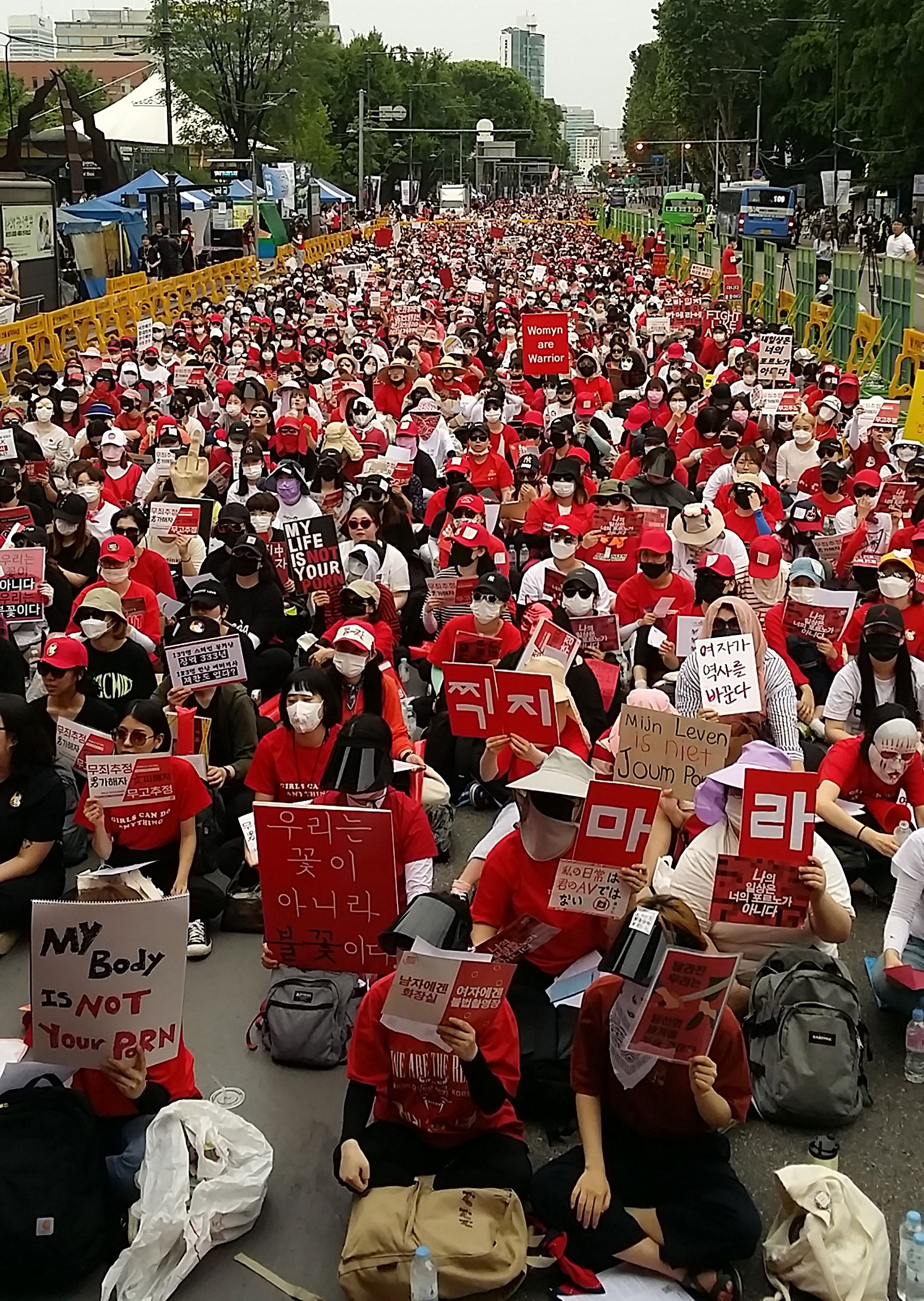 مئات السيدات يتظاهرن فى كوريا الجنوبية
