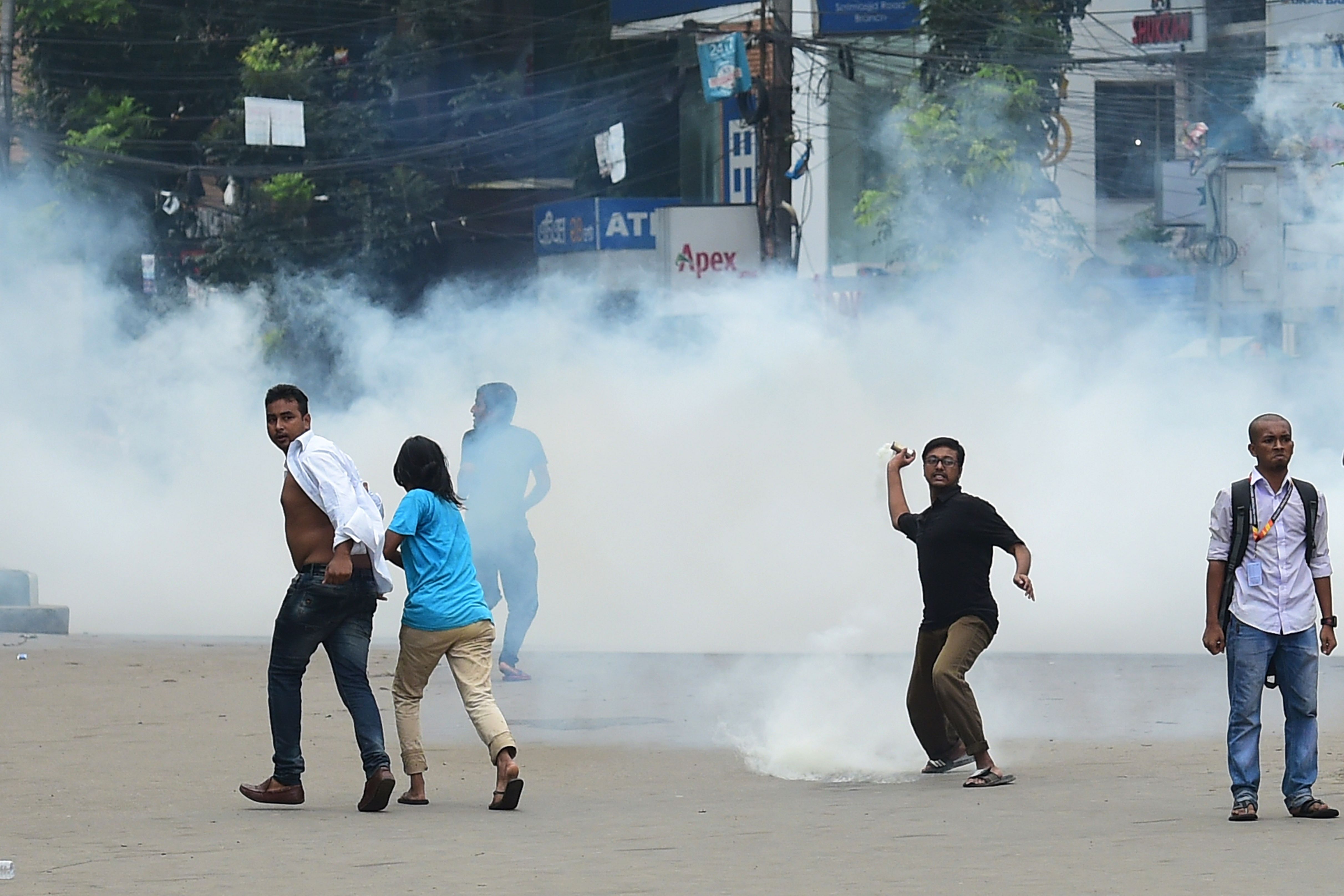 إطلاق الغاز المسيل للدموع على المتظاهرين