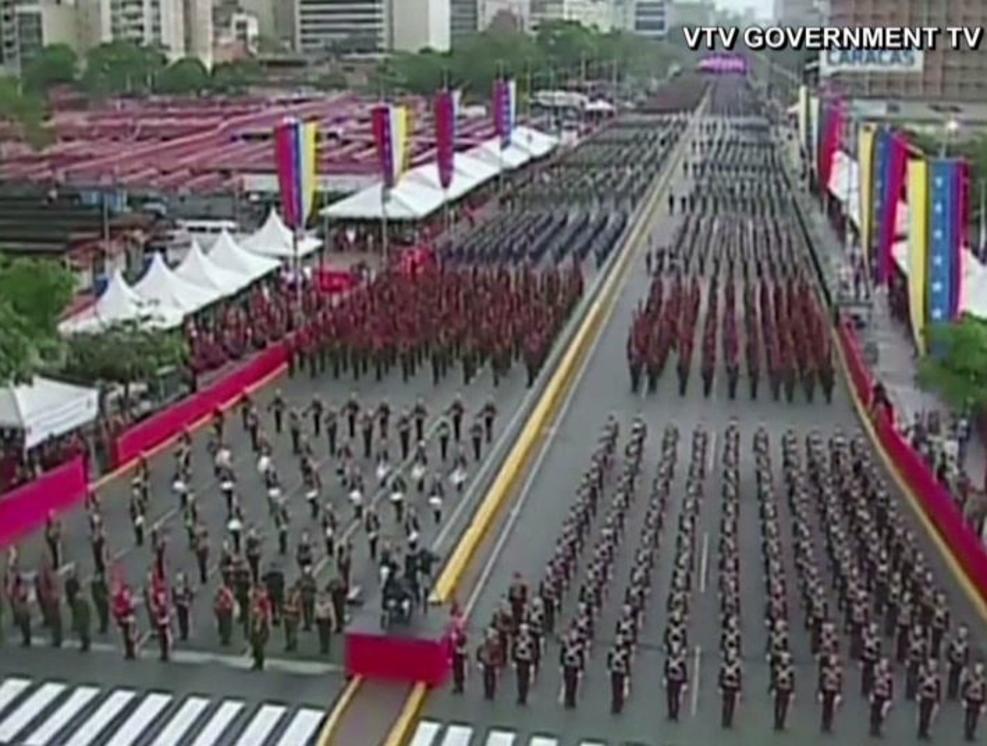 العرض العسكرى فى فنزويلا قبل محاولة اغتيال الرئيس