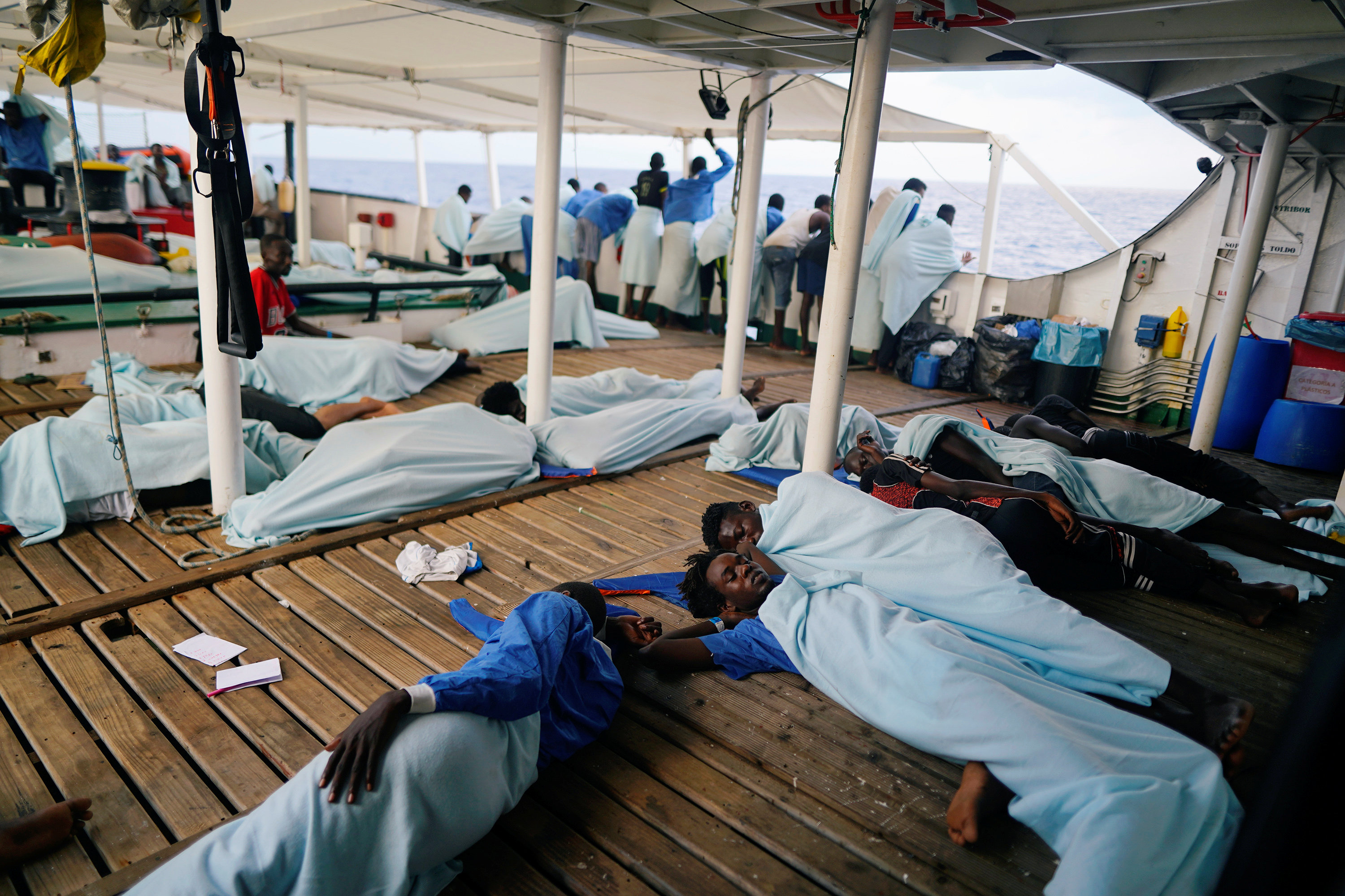 مهاجرون ينامون على متن سفينة