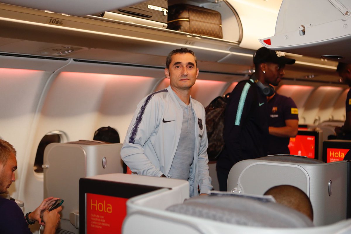 أرنستو فالفيردى مدرب برشلونة داخل الطائرة