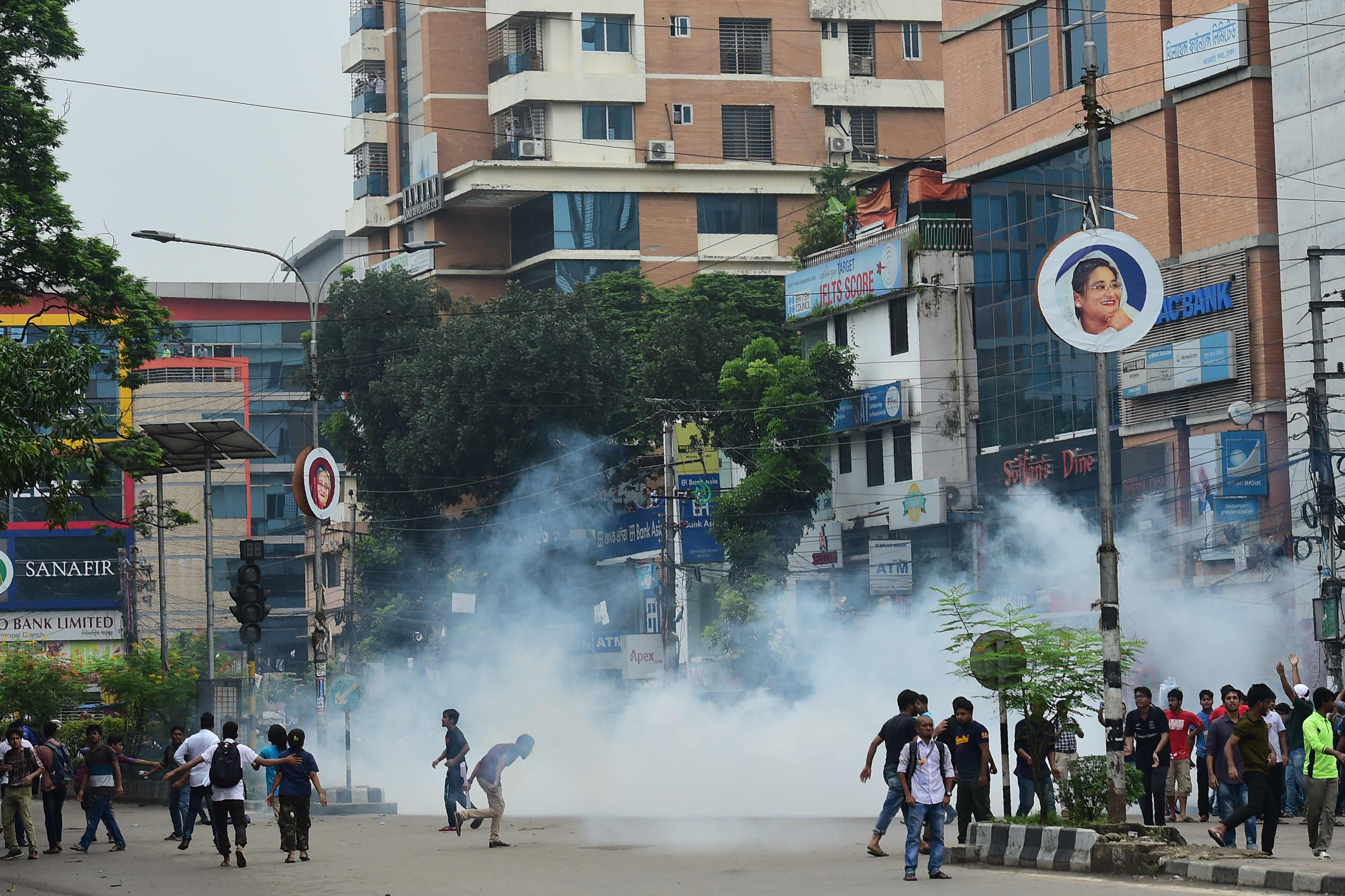 اشتباكات عنيفة بين الشرطة ومحتجين فى بنجلاديش بعد مقتل طالبين