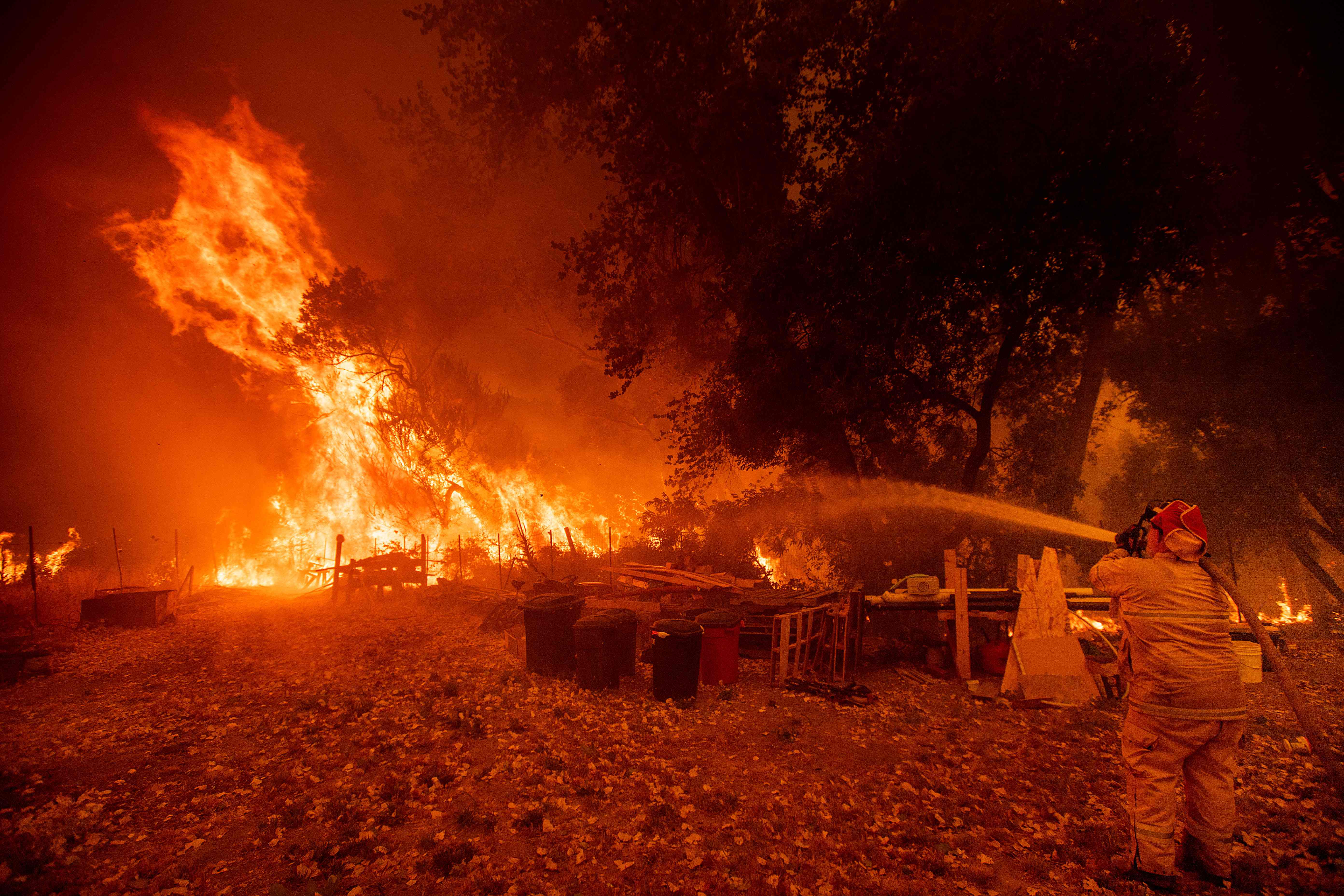 محاولات إخماد الحرائق فى كاليفورنيا