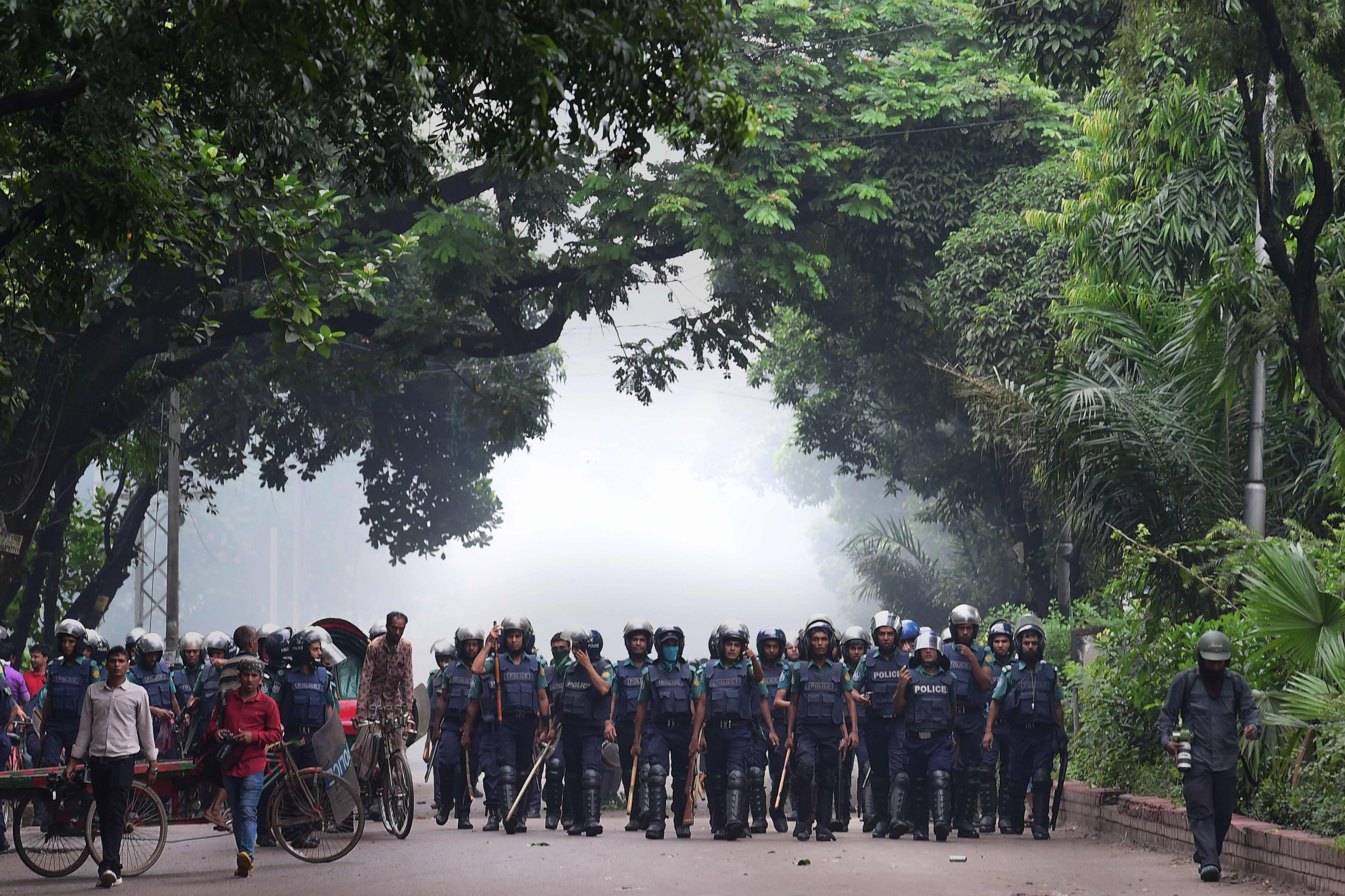 الشرطة البنجلاديشية تفرق المتظاهرين