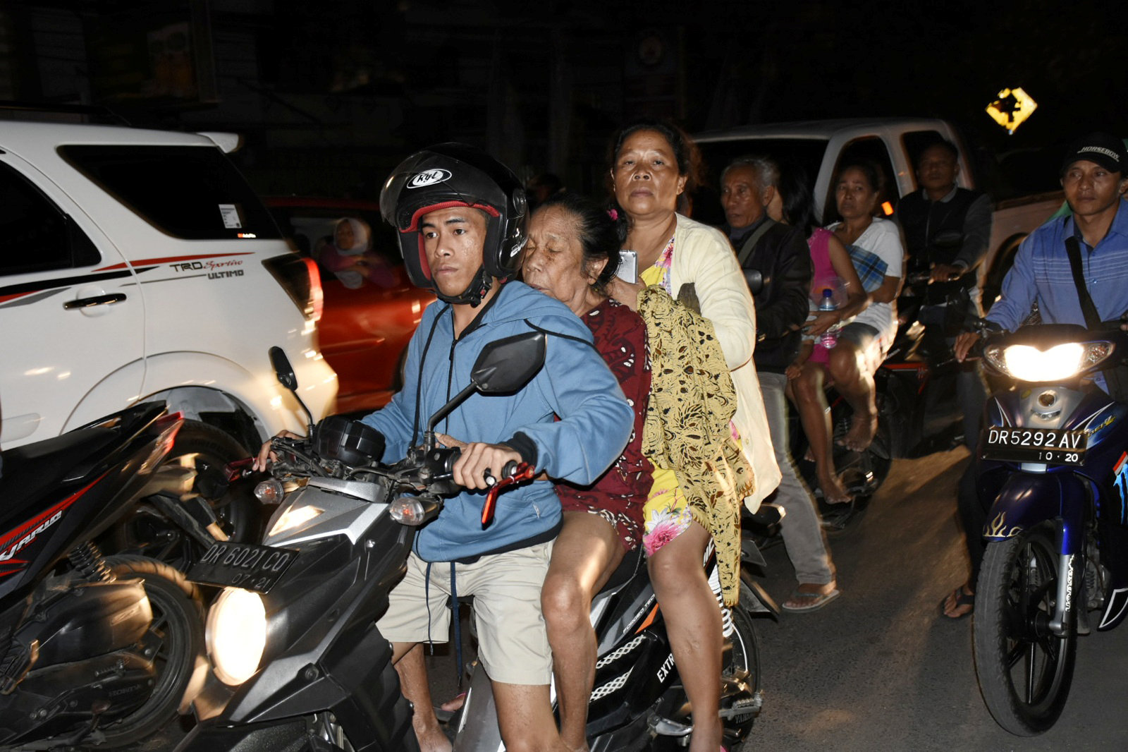 إندونيسيون بعد الزلزال