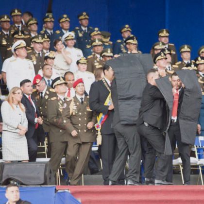 محاولة انقاذ الرئيس الفنزويلى لاخراجه من العرض العسكرى