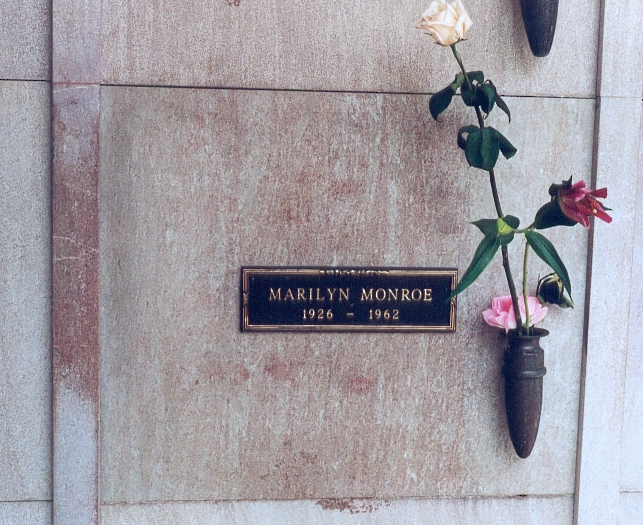نصب قبر ماريلين مونرو في مقبرة حديقة ويستوود التذكارية