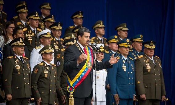 نيكولاس مادورو اثناء العرض العسكرى