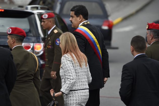 رئيس فنزويلا وزوجته سيليا فلوريس بعد الهجو