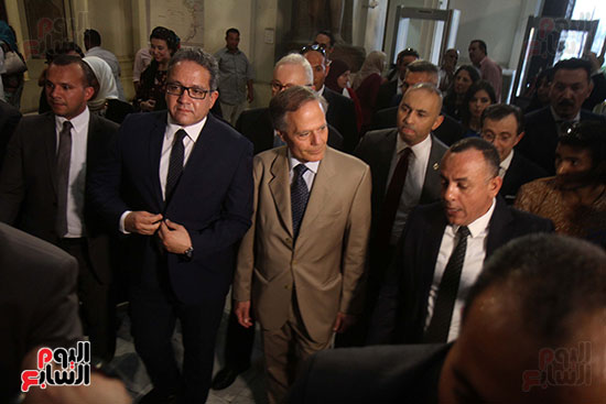 صور وزير الاثار ووزير خارجية ايطاليا بجولة داخل المتحف المصرى  (9)