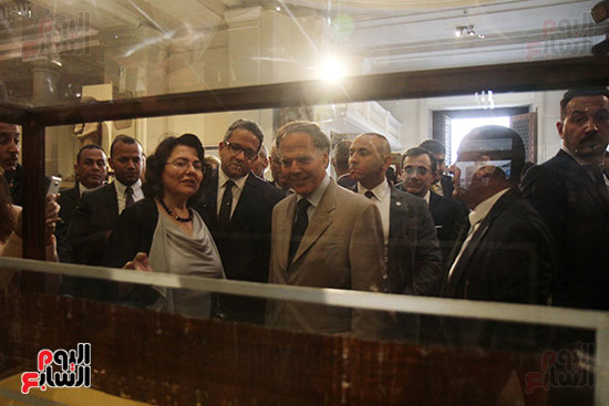 صور وزير الاثار ووزير خارجية ايطاليا بجولة داخل المتحف المصرى  (10)