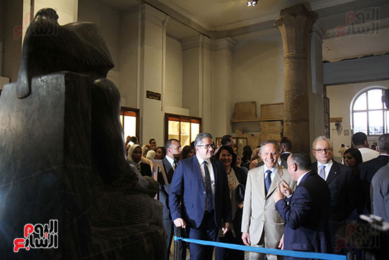 صور وزير الاثار ووزير خارجية ايطاليا بجولة داخل المتحف المصرى  (21)