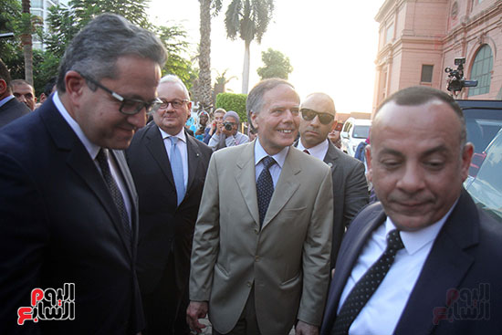 صور وزير الاثار ووزير خارجية ايطاليا بجولة داخل المتحف المصرى  (4)