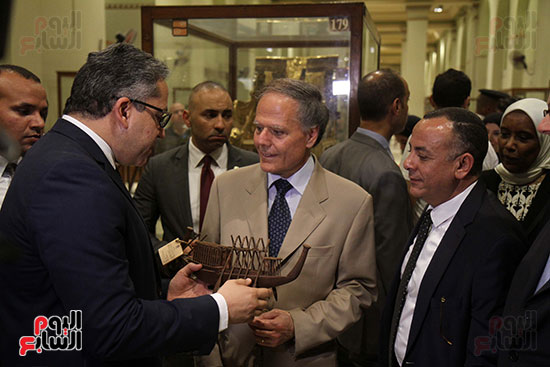 صور وزير الاثار ووزير خارجية ايطاليا بجولة داخل المتحف المصرى  (1)