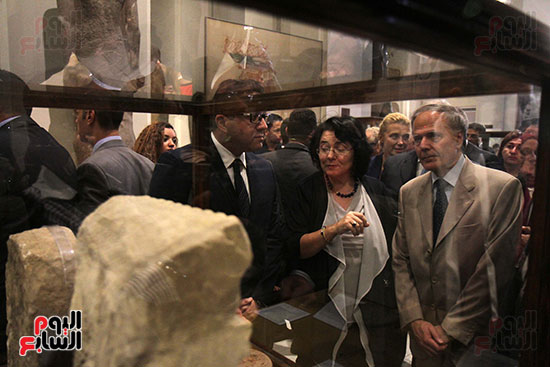 صور وزير الاثار ووزير خارجية ايطاليا بجولة داخل المتحف المصرى  (13)