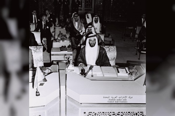 الشيخ زايد بن سلطان آل نهيان مؤسس دولة الإمارات