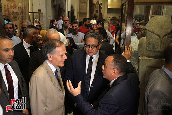 صور وزير الاثار ووزير خارجية ايطاليا بجولة داخل المتحف المصرى  (19)
