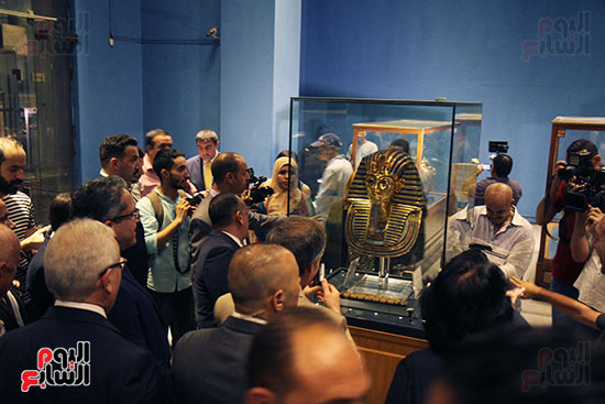صور وزير الاثار ووزير خارجية ايطاليا بجولة داخل المتحف المصرى  (28)
