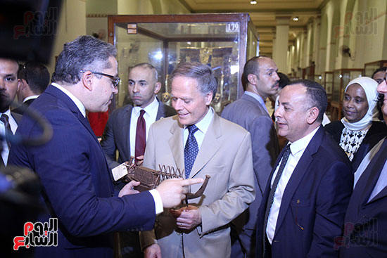 صور وزير الاثار ووزير خارجية ايطاليا بجولة داخل المتحف المصرى  (30)