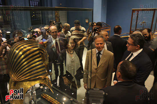 صور وزير الاثار ووزير خارجية ايطاليا بجولة داخل المتحف المصرى  (26)