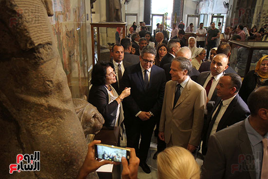 صور وزير الاثار ووزير خارجية ايطاليا بجولة داخل المتحف المصرى  (12)