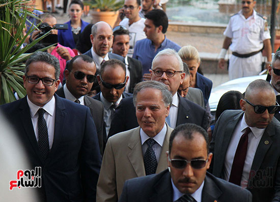 صور وزير الاثار ووزير خارجية ايطاليا بجولة داخل المتحف المصرى  (7)