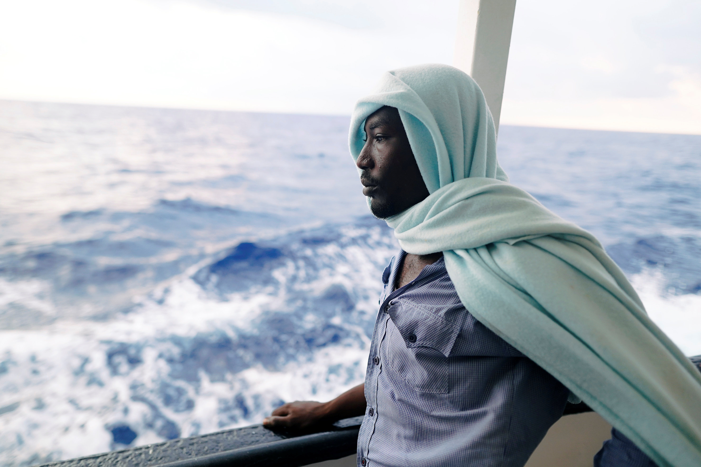 مهاجر ينظر إلى البحر المتوسط