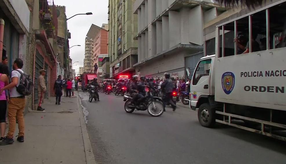 نشر سيارات الاسعاف والشرطة واطفاء الحريق بعد محاولة اغتيال رئيس فنزويلا
