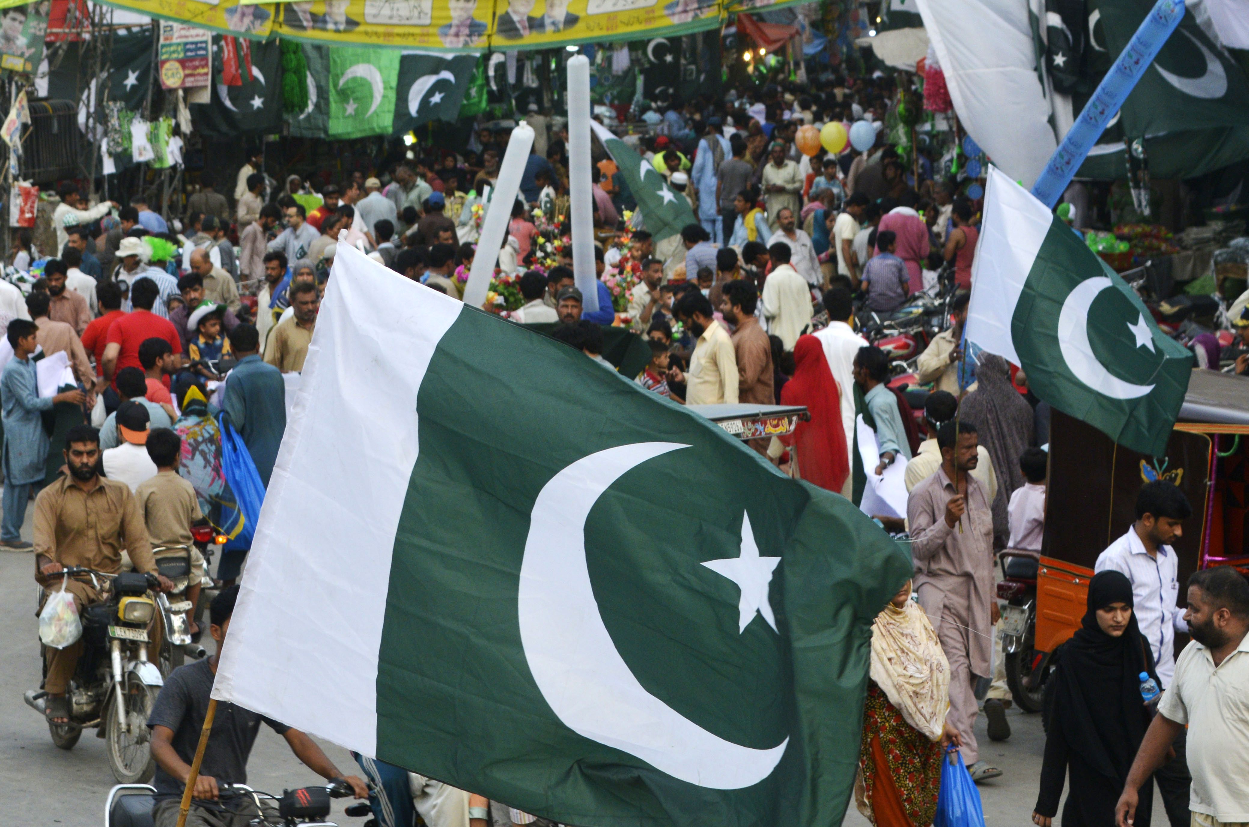 أعلام باكستان تتصدر المشهد الاحتفالى