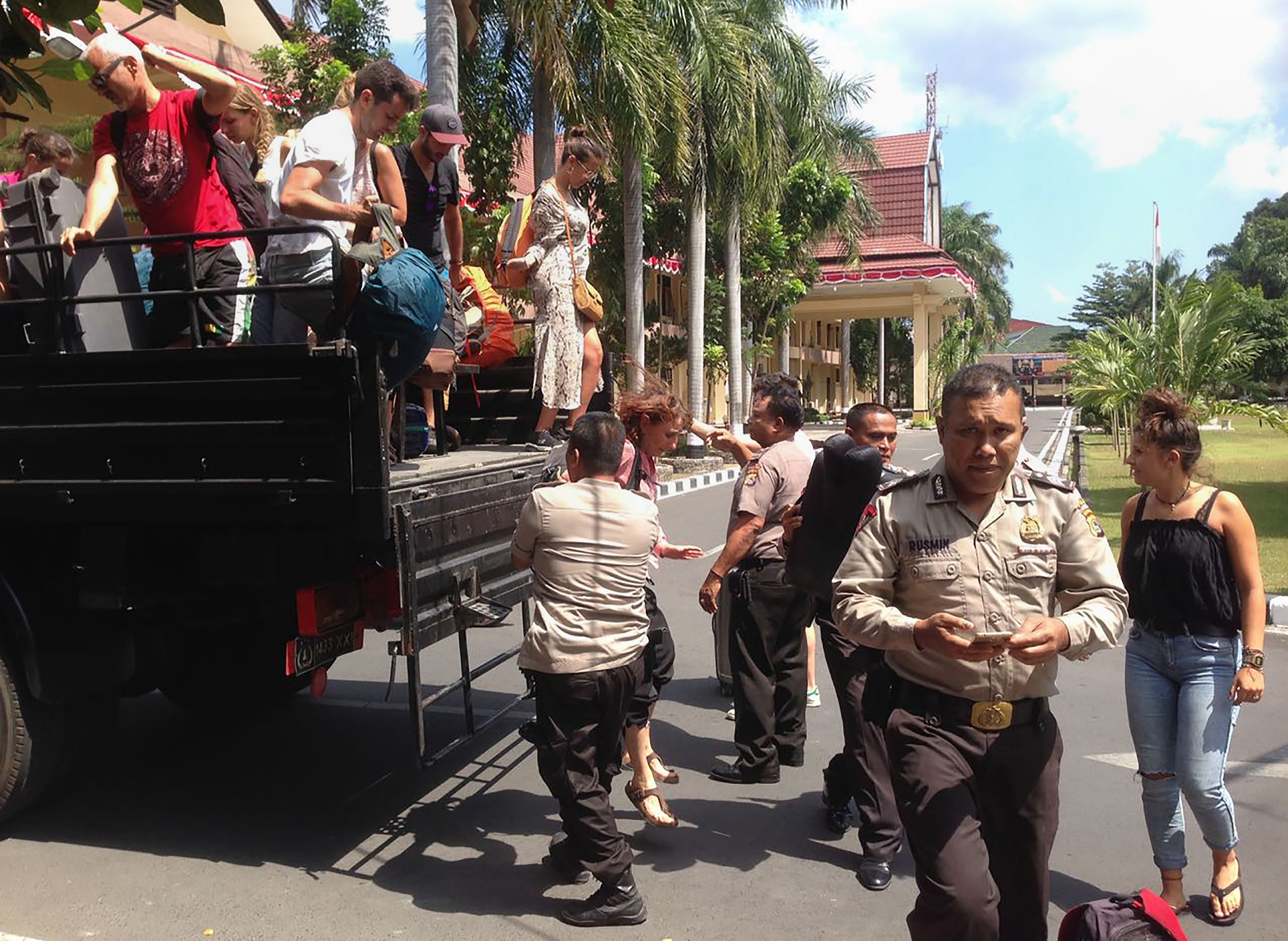 إندونيسيون يغادرون منطقة تضررت من الزلزال