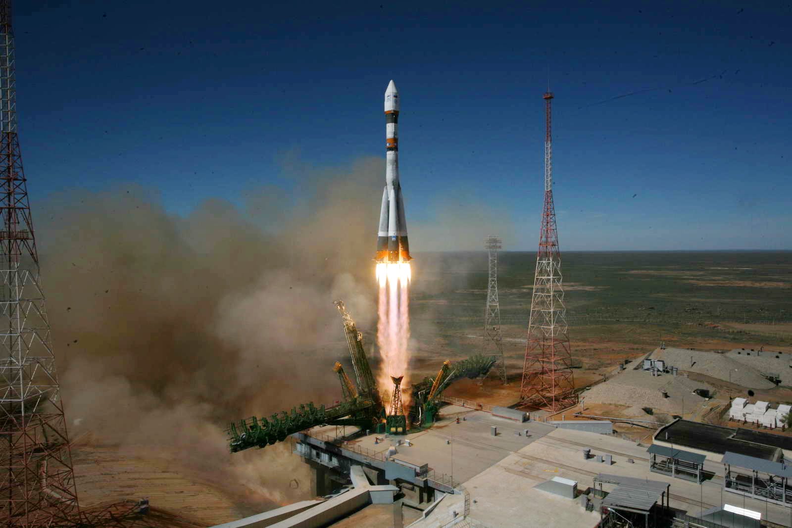  الصاروخ الحامل للقمر الصناعى المصرى الجديد إلى الفضاء (1)