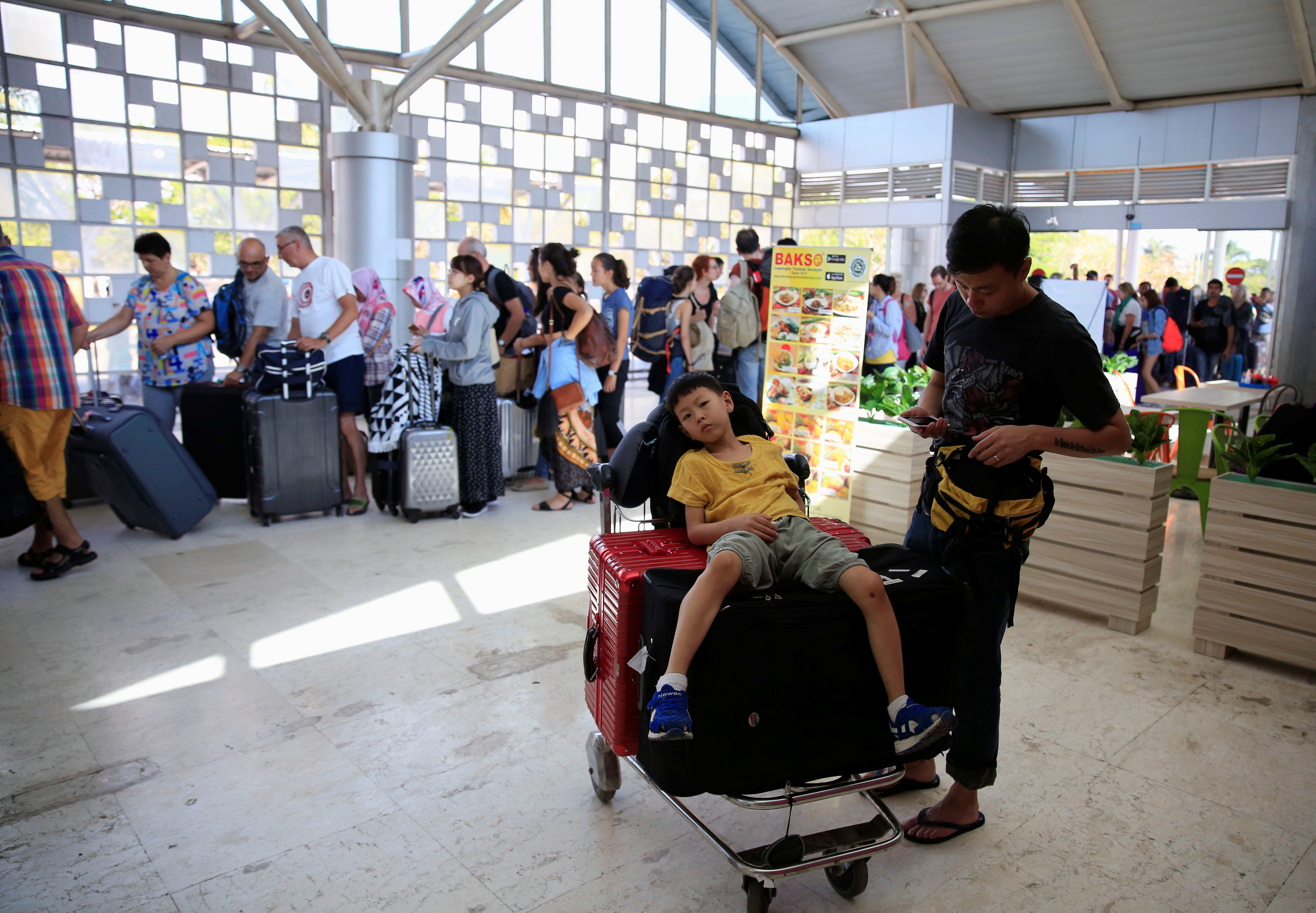 السياح يغادرون إندونيسيا