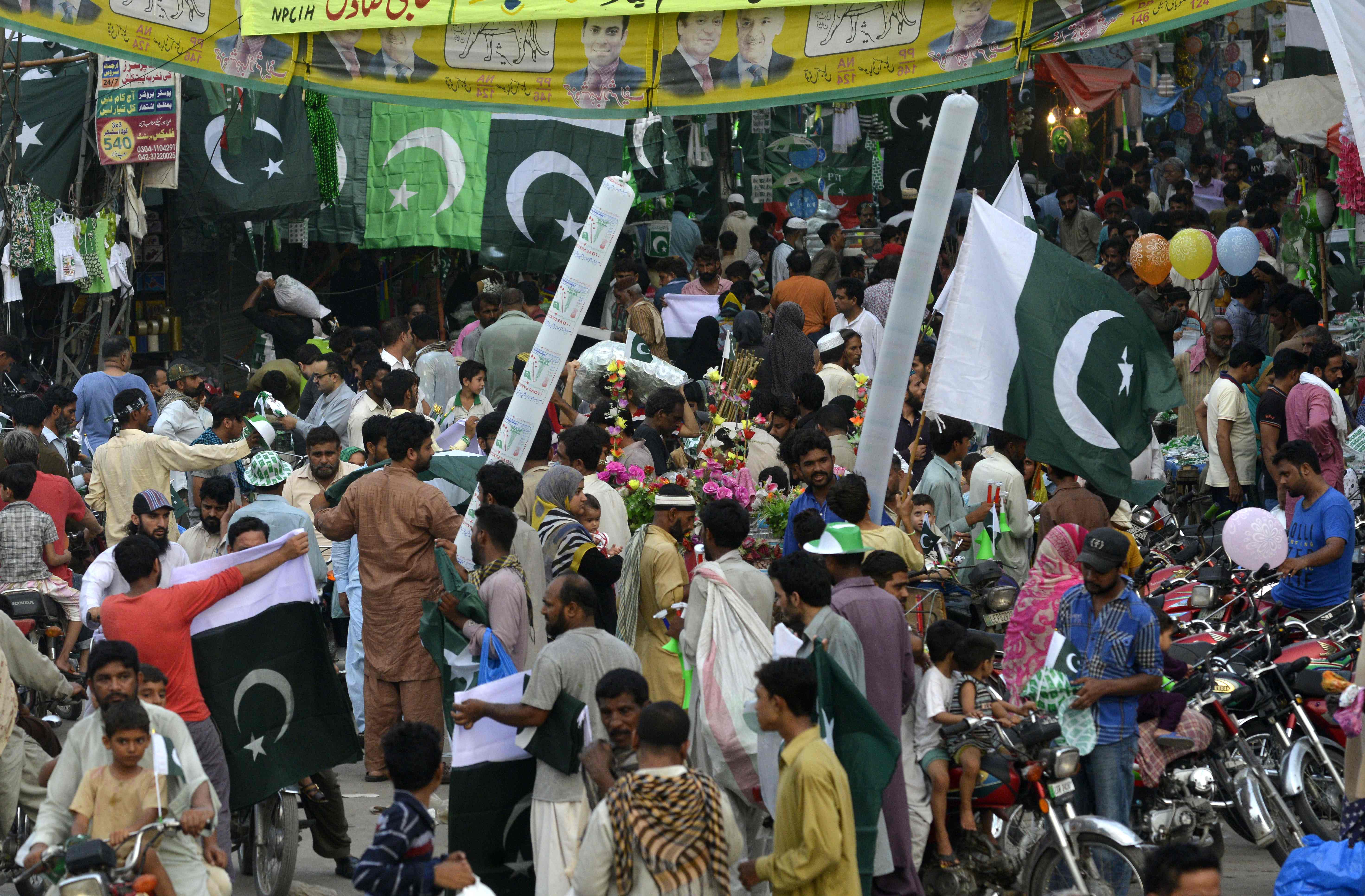 مواطنون باكستانيون يحتفلون بذكرى استقلال بلادهم