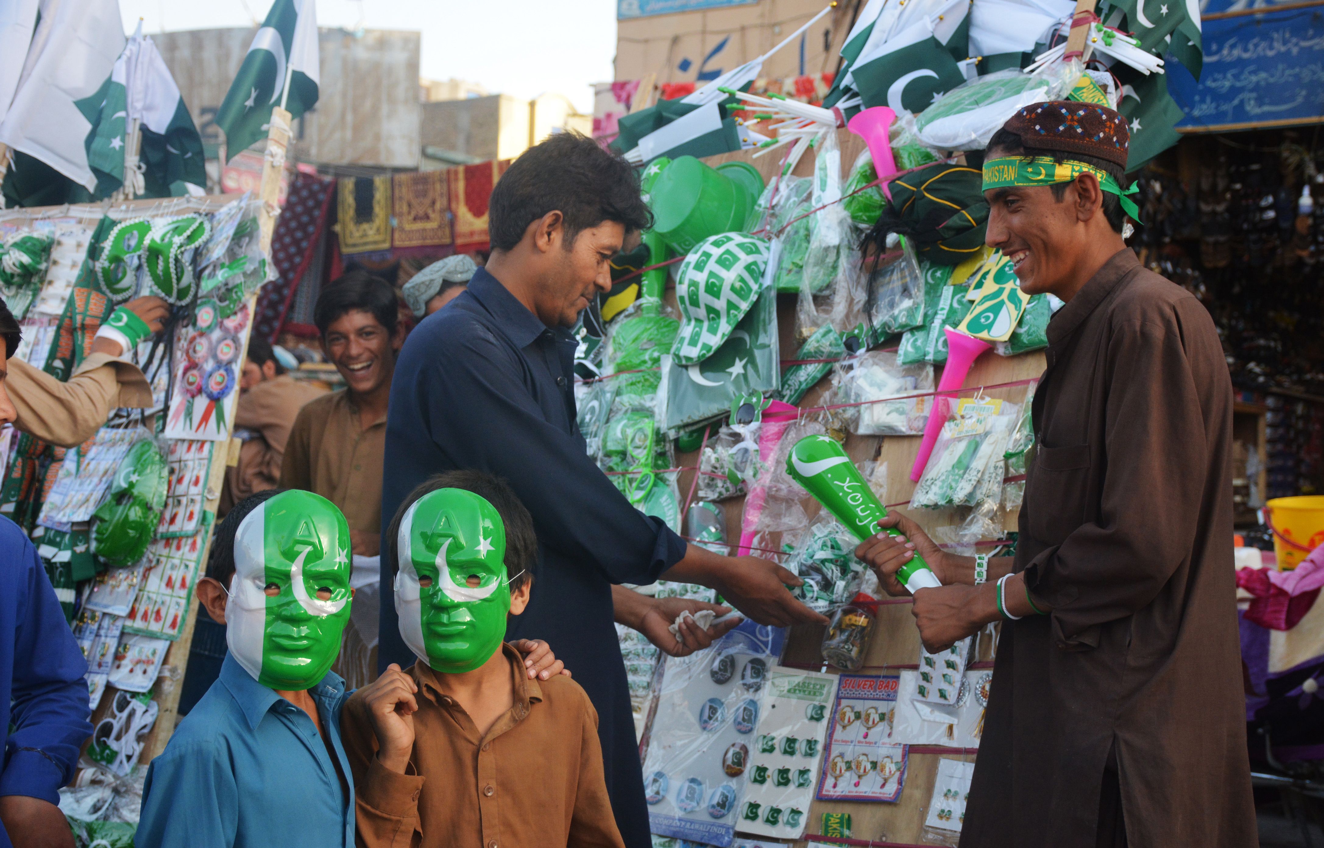 مواطنون باكستانيون يحتفلون بذكرى الاستقلال