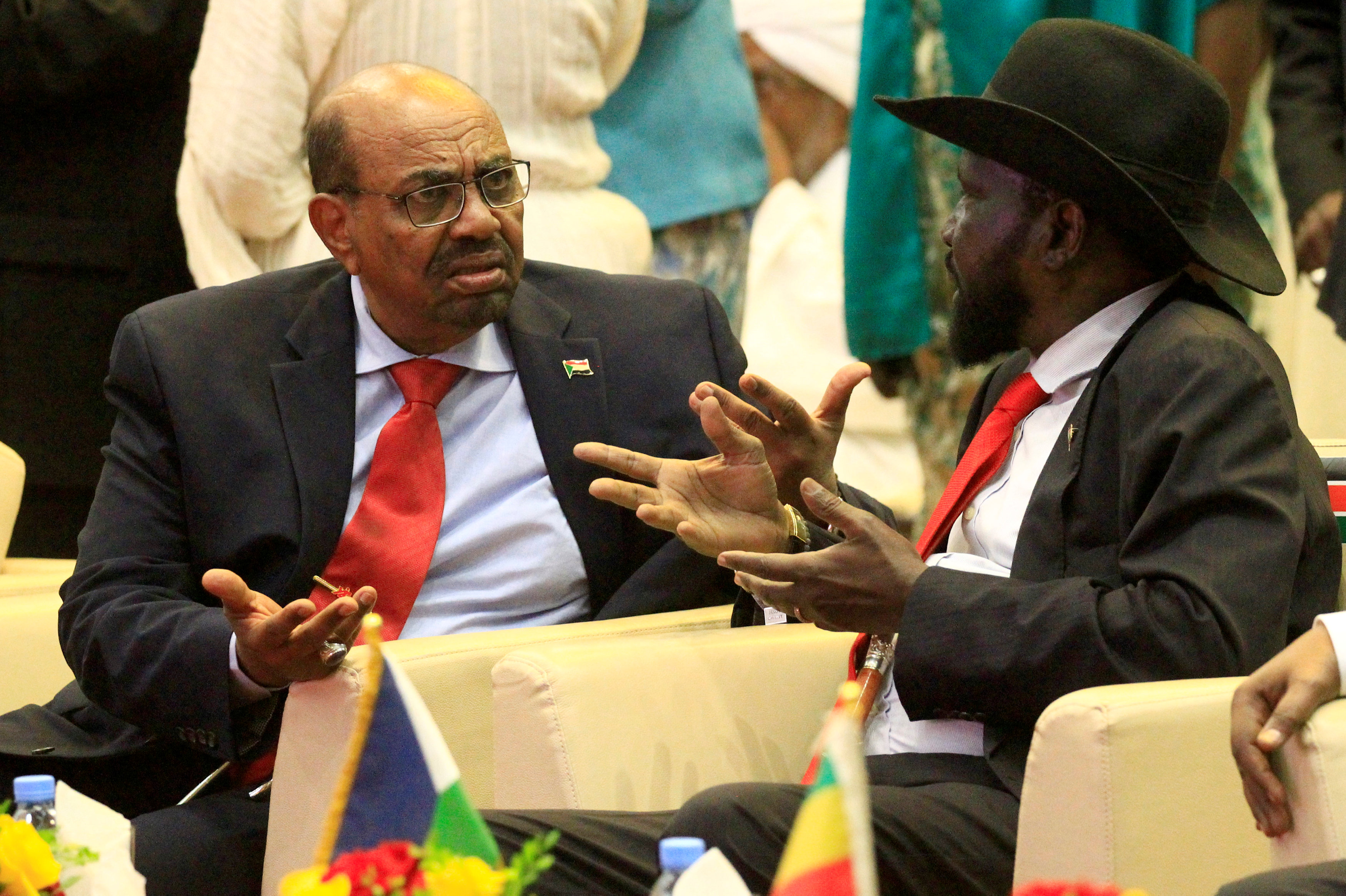 حديث بين الرئيس السودانى عمر حسن البشير ونظيره الجنوب سودانى سيلفا كير