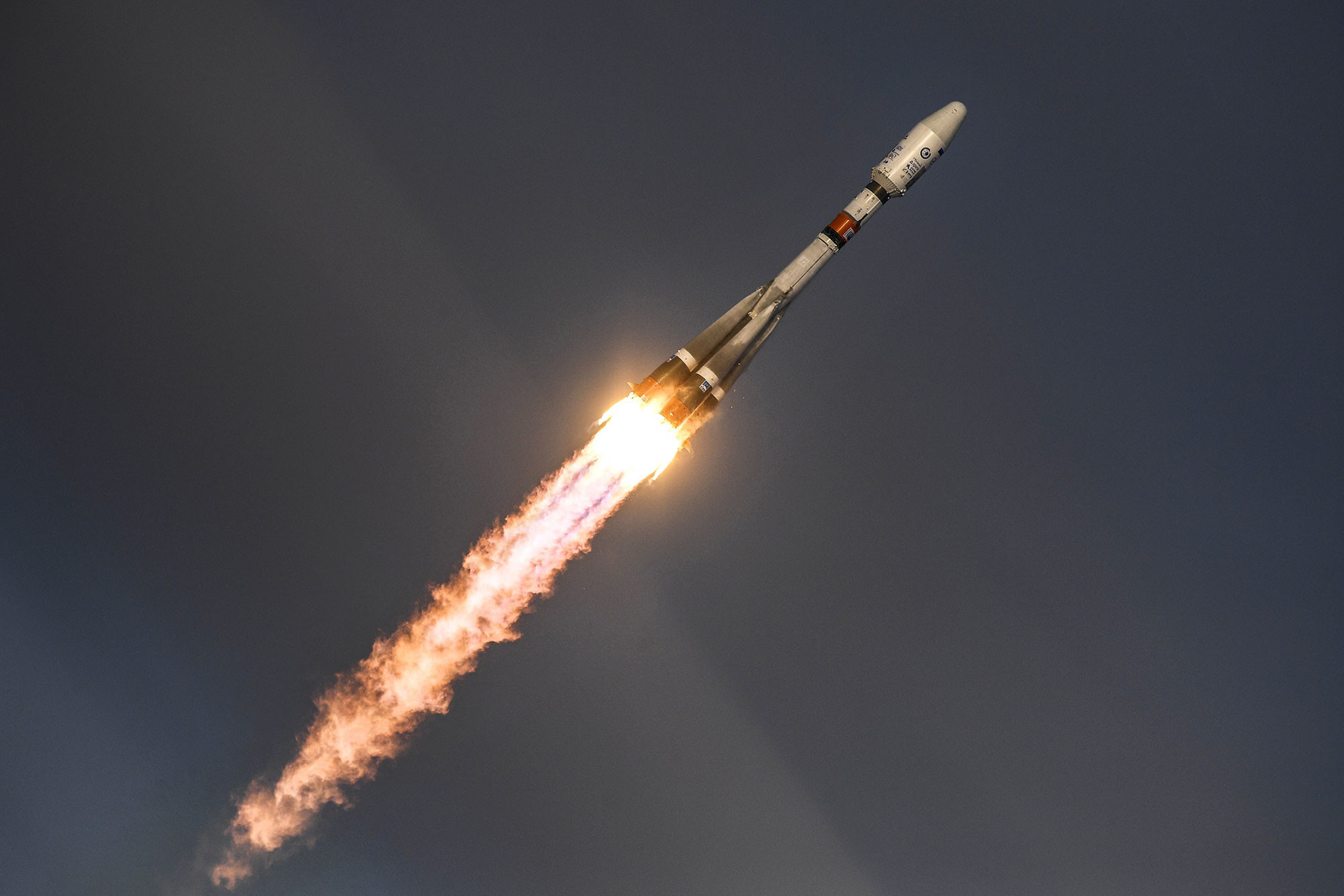 الصاروخ الحامل للقمر الصناعى المصرى الجديد إلى الفضاء (5)