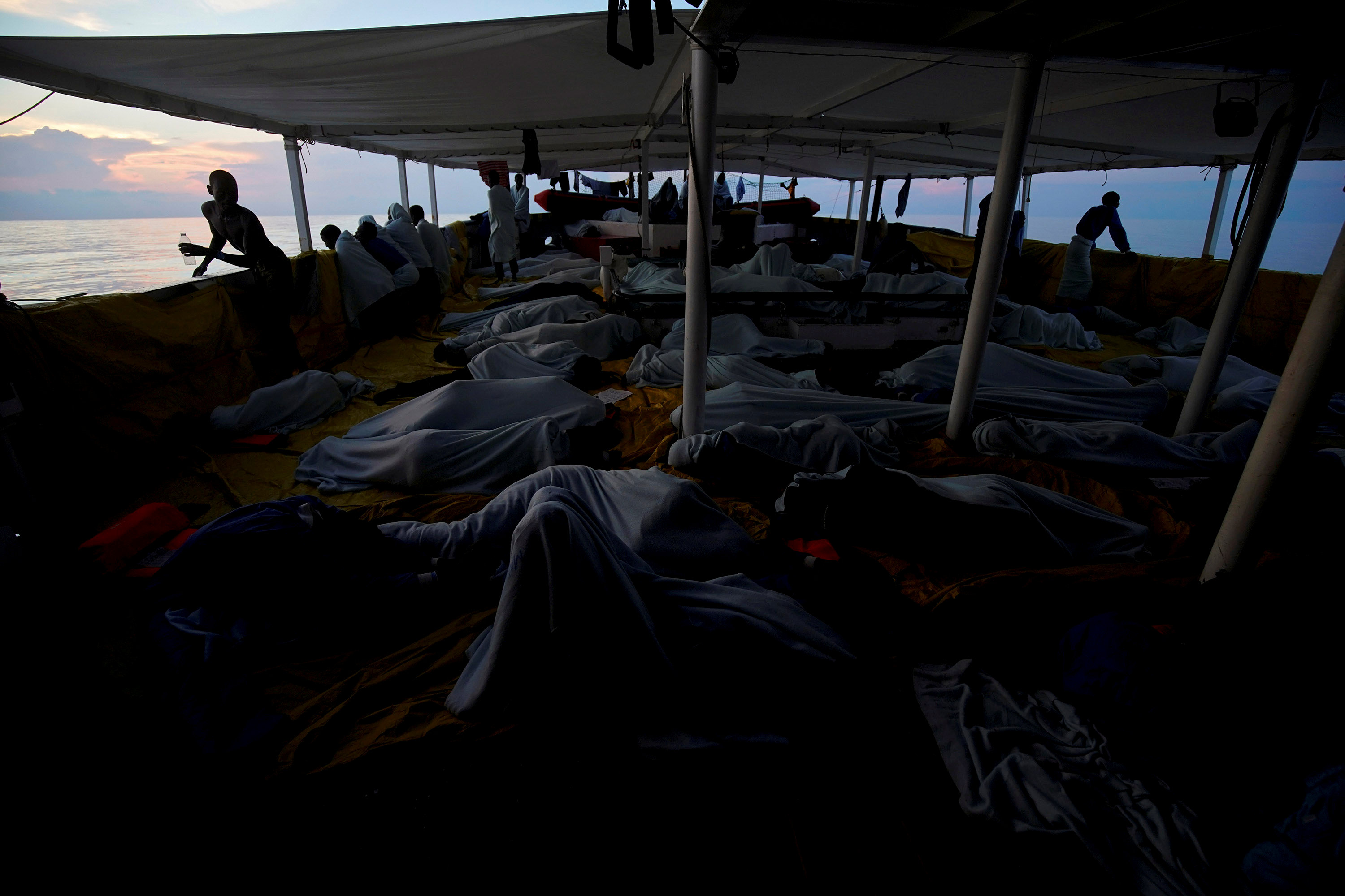 المهاجرون الأفارقة يخلدون للنوم على متن السفينة