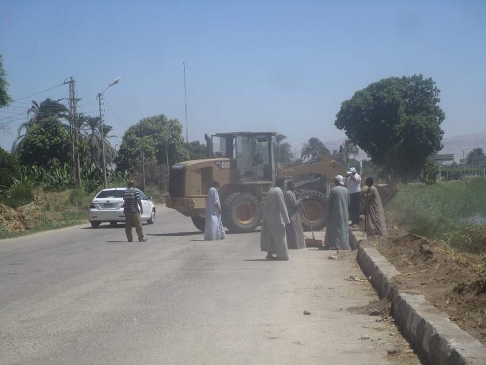 جانب من العمل في توسعة الطريق باسنا