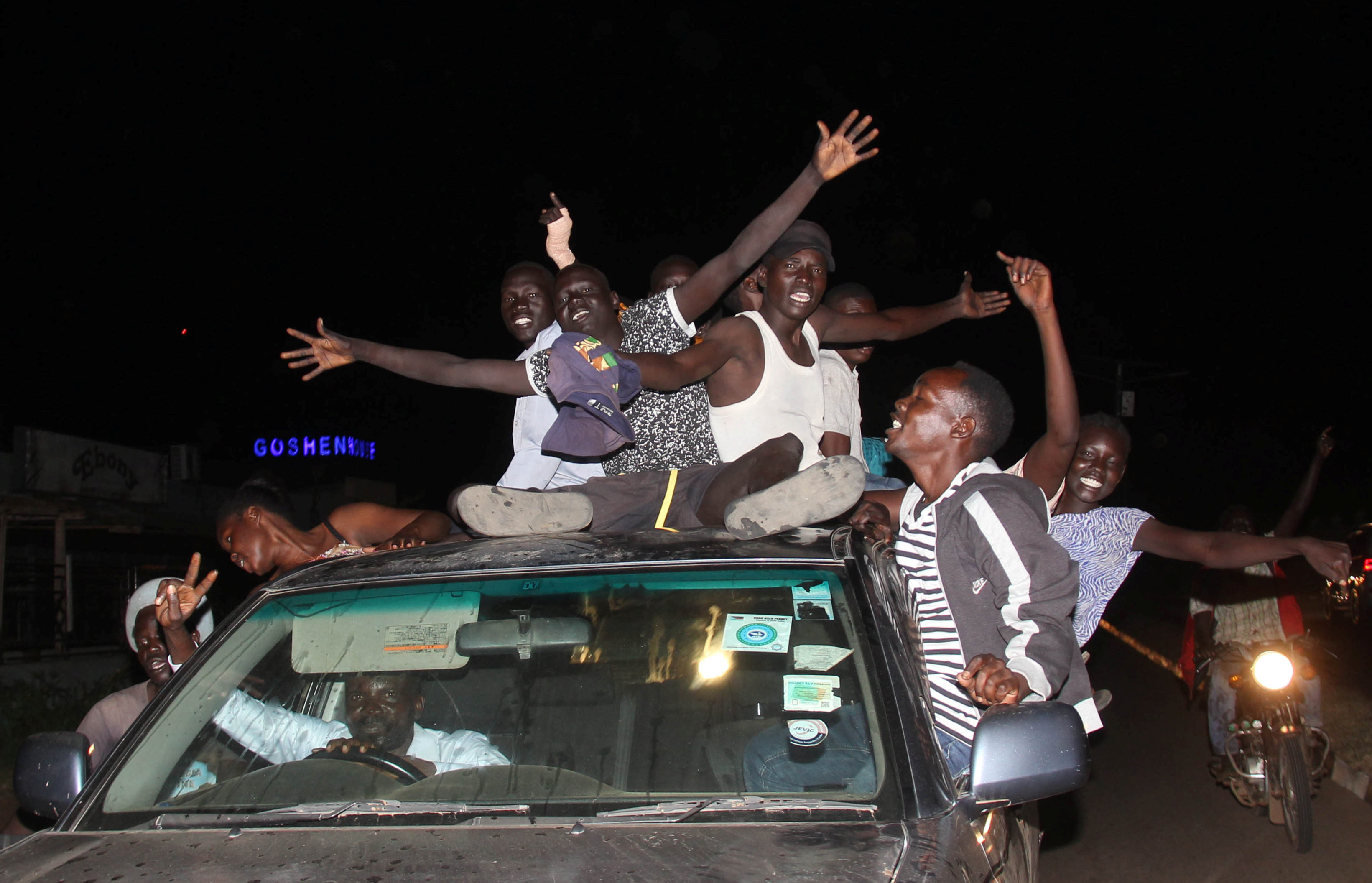 احتفالات بين مواطنى جنوب السودان  بعد توقيع اتفاق السلام