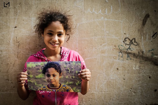 أطفال جزيرة الدهب يحملون صورهم (9)