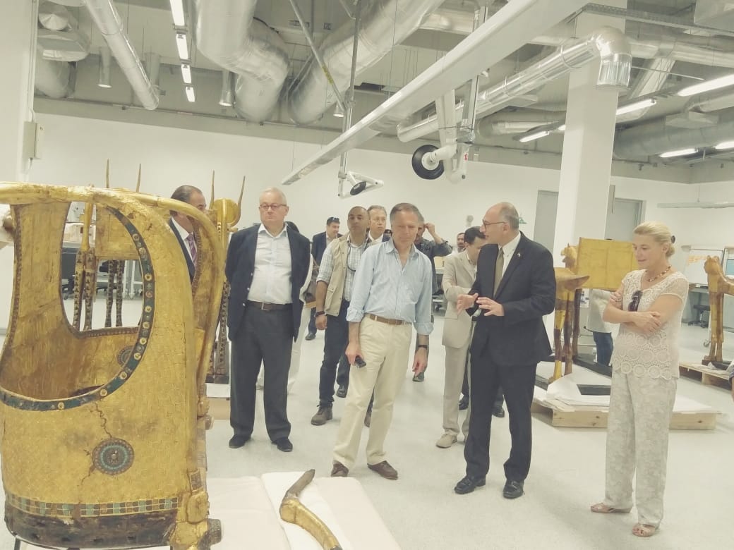 وزير خارجية إيطاليا خلال زيارته للمواقع الأثرية والمتحف الكبير (4)