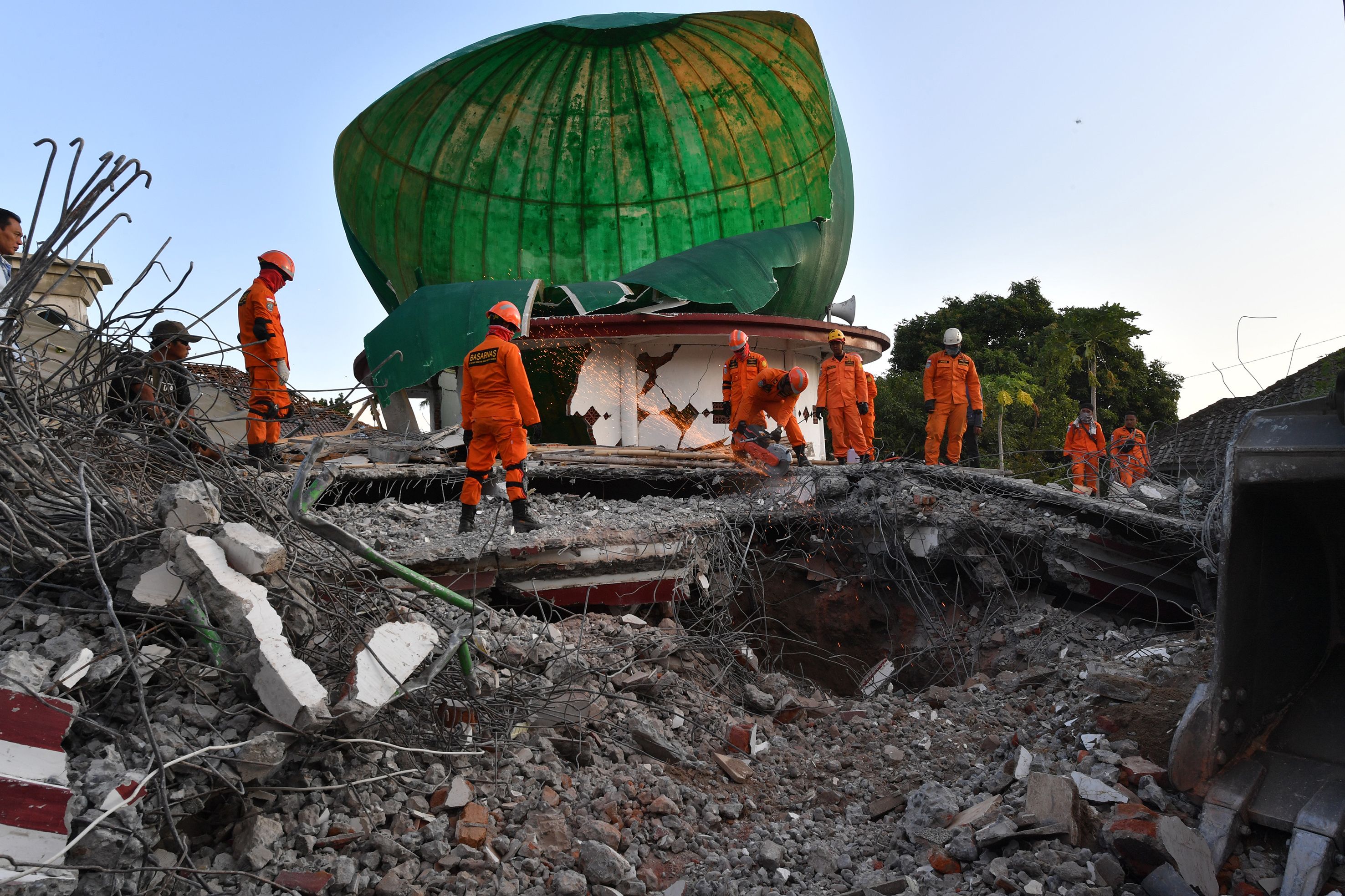 أعمال الإنقاذ فى إندونيسيا 
