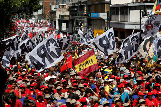 أعلام فنزويلا خلال المسيرات 