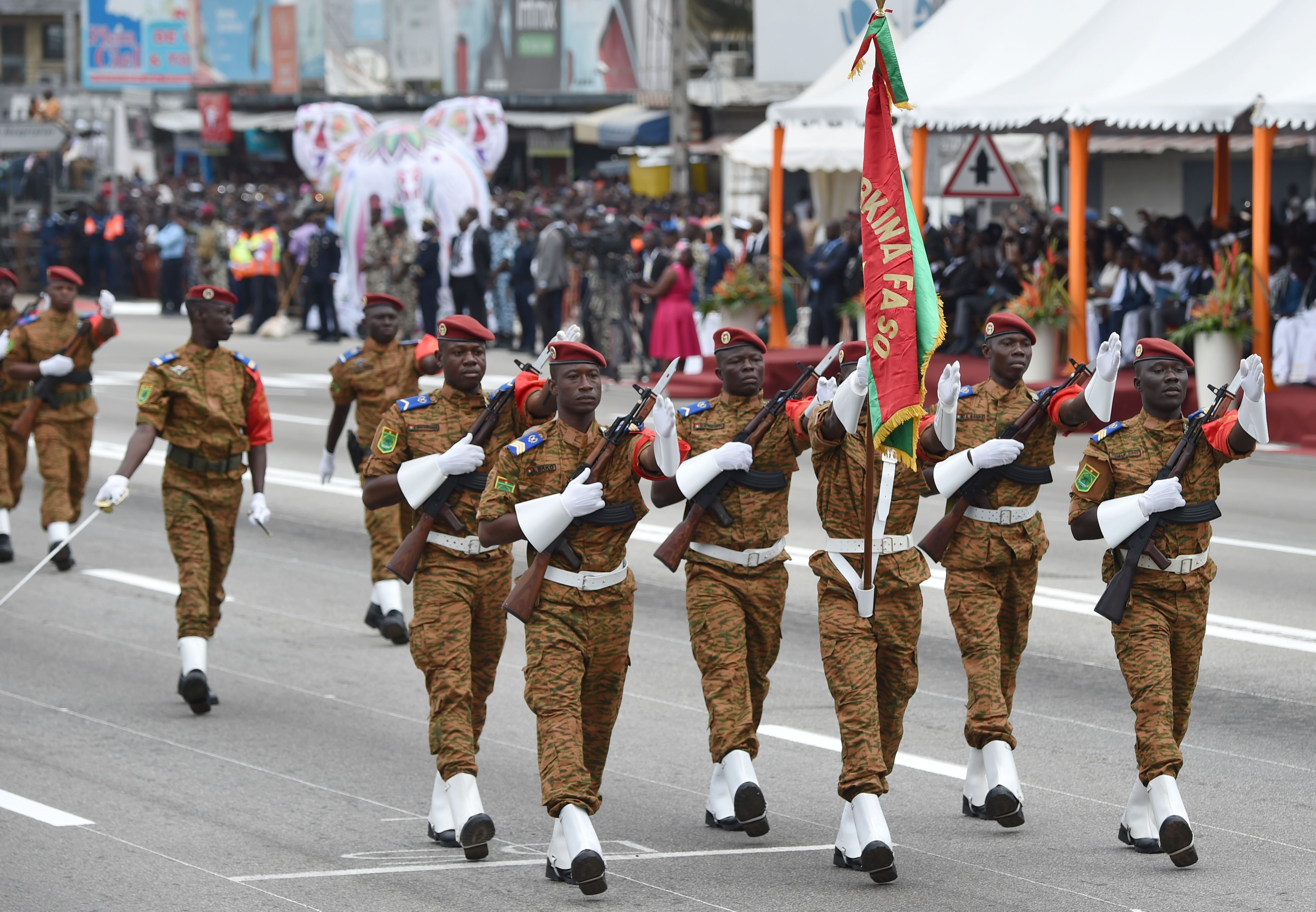 قوات الجيش  تقوم بعروض احتفالا بذكرى الاستقلال
