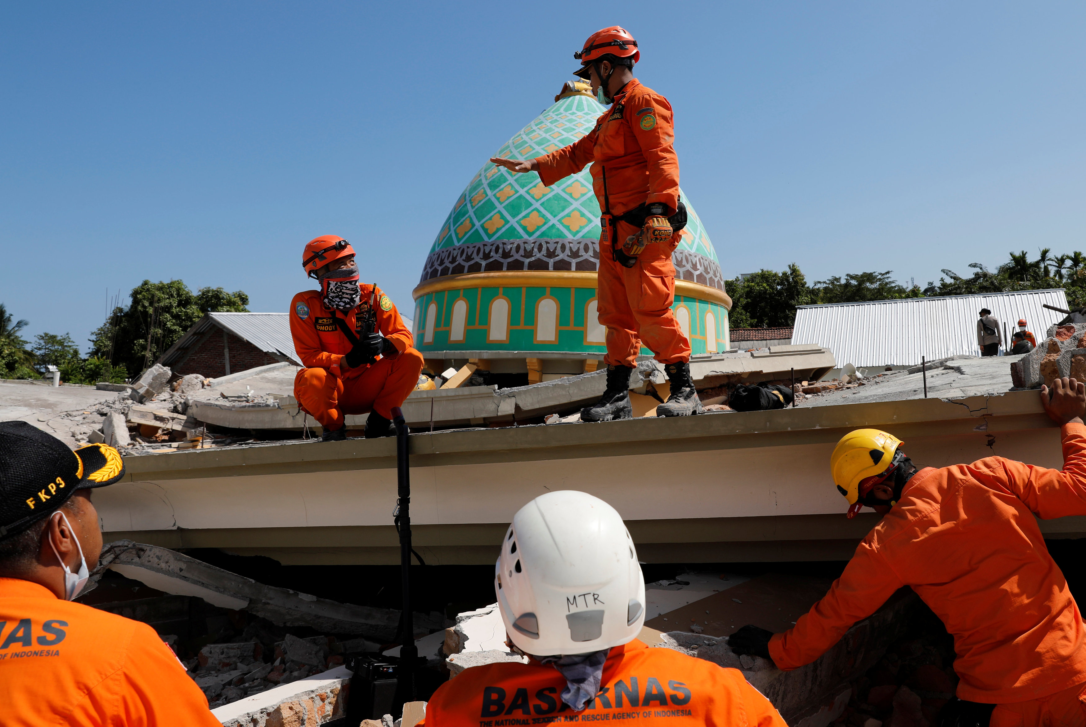 جانب من أعمال رجال الإنقاذ فى إندونيسيا 
