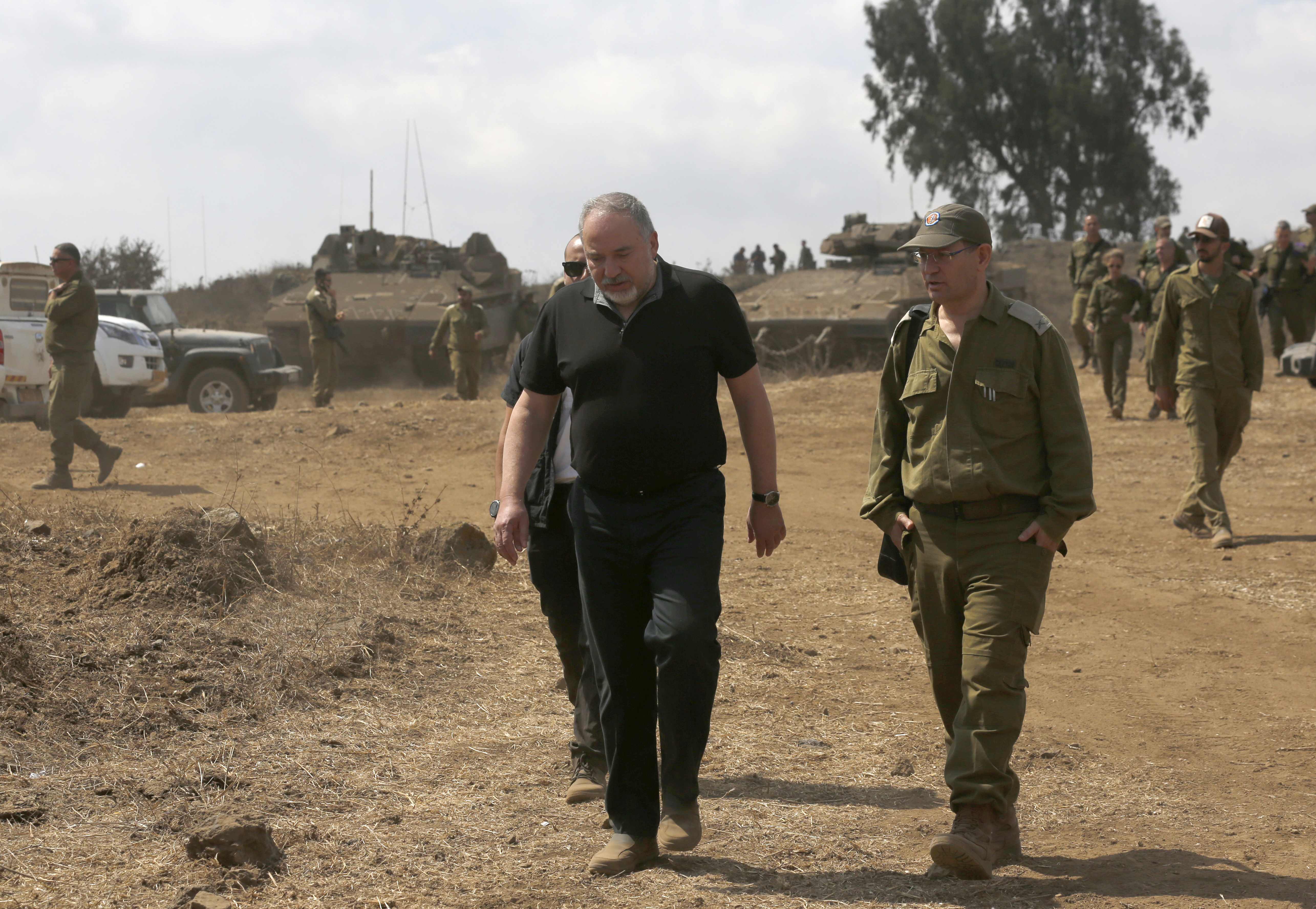 أثناء جولة ليبرمان بصحبة عدد من قيادات الجيش الإسرائيلى