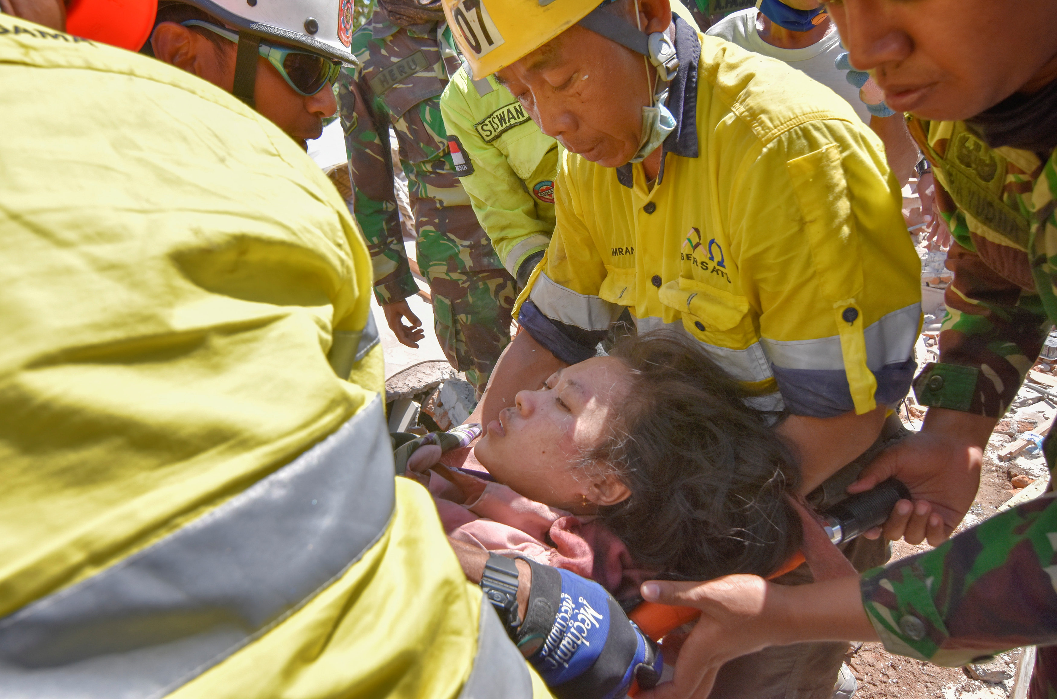 رجال الإنقاذ يحاولون إنقاذ امرأة 