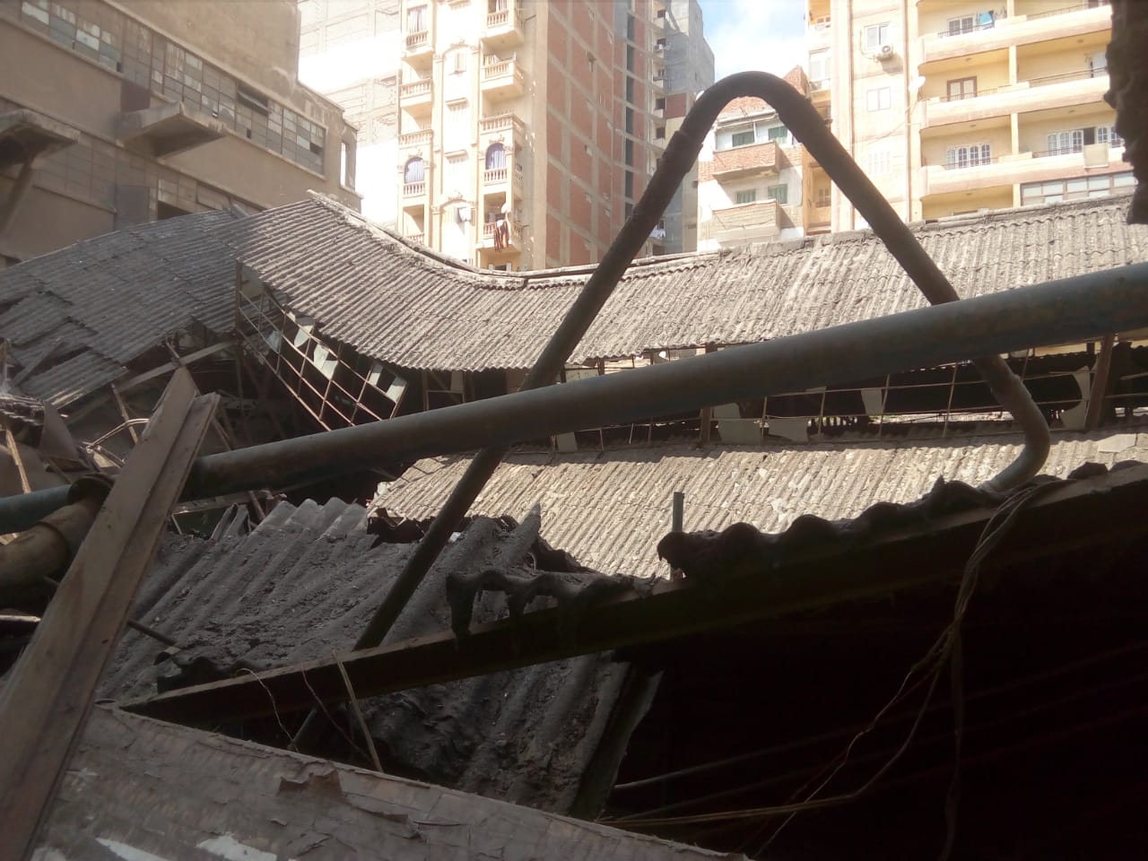 سقوط سقف حديد متهالك بمخزن القطن  (1)